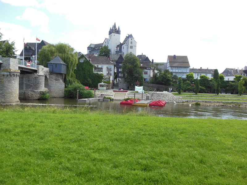 schloss diez.jpg - Op vrijdag verplaatsen we de caravan naar een camping aan de Lahn in Diez. Deze plaats ligt vlakbij Limburg aan de Lahn. Diez heeft oude banden met ons koningshuis. Het slot op deze foto is het slot van de grafen van Nassau, een titel die koningin Beatrix nu nog draagt. In Diez ligt ook het slot Oranienstein. Die hadden we graag willen bezoeken, maar die was helaas gesloten. We maken op zondag een fietstocht van Diez naar Nassau via de Lahntalradweg.